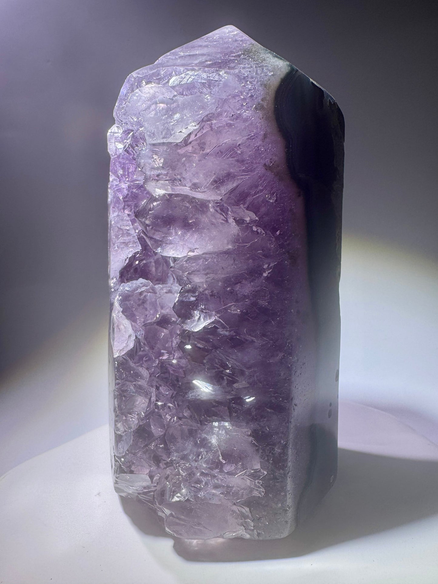Amethyst mit klaren Kristallen und natürlichem Schliff
