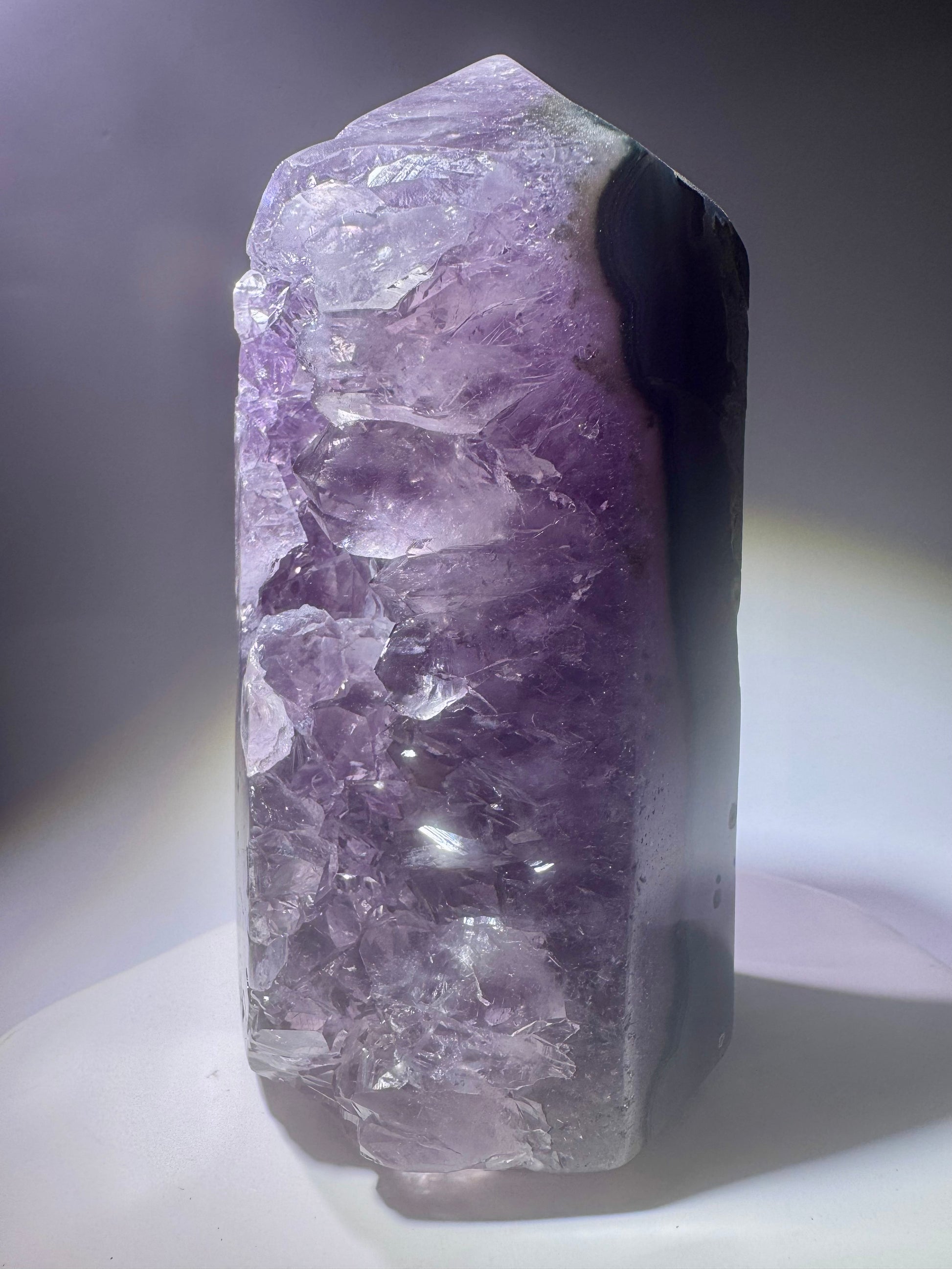 Amethyst mit klaren Kristallen und natürlichem Schliff