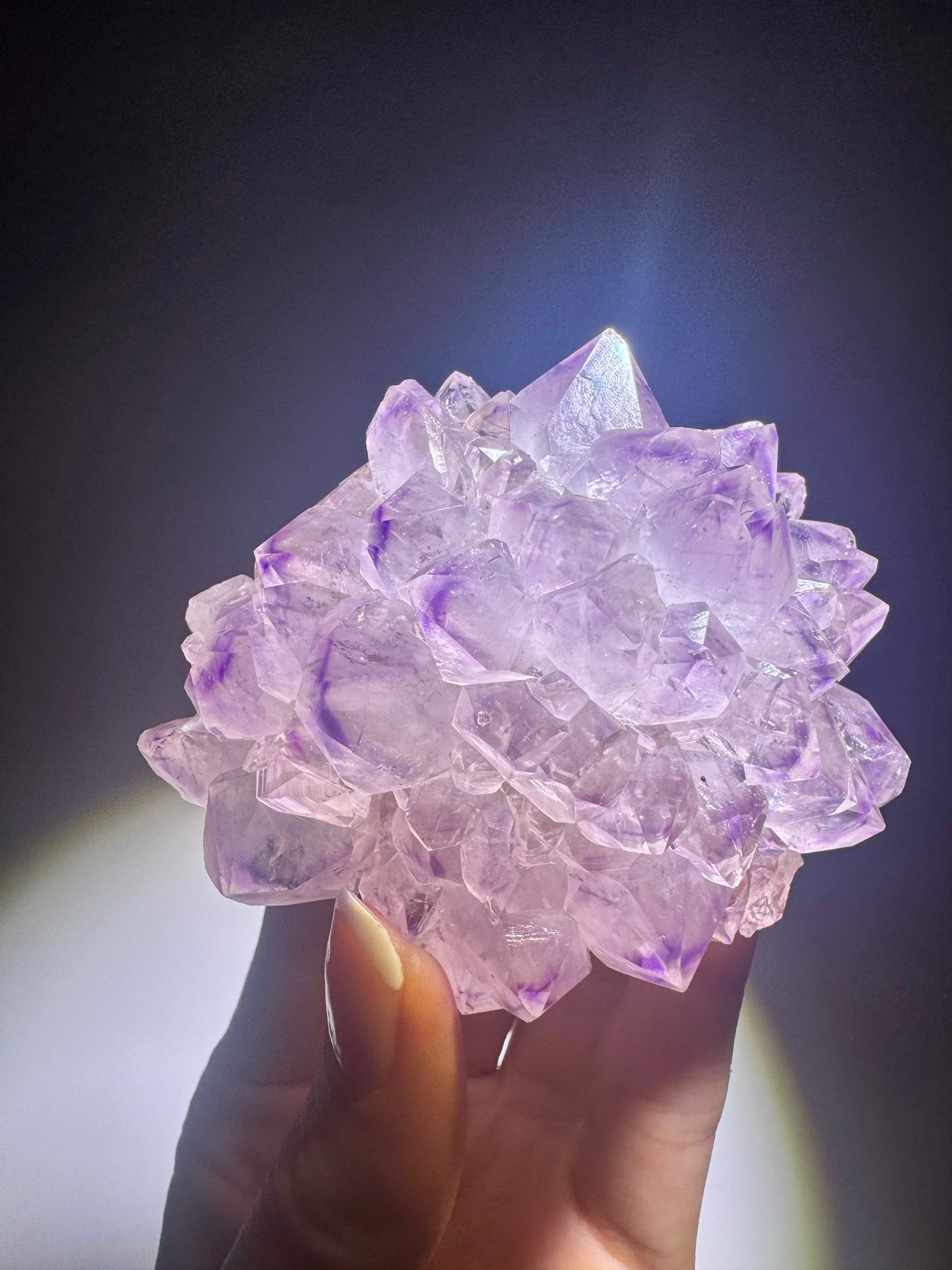 Amethystblüte Edelstein-Stalaktit mit goldenen Ständer aus Uruguay