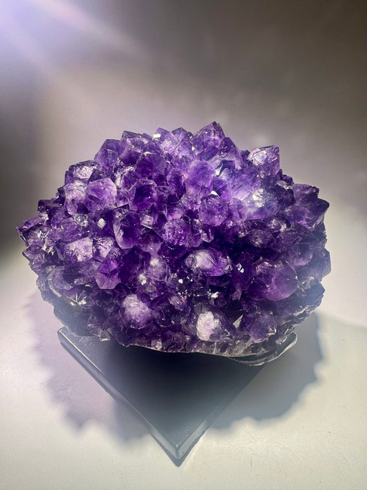 Amethystblüte aus Uruguay mit intensiver Tieflila-Färbung, 4 kg, 20 x 16 cm auf Ständer