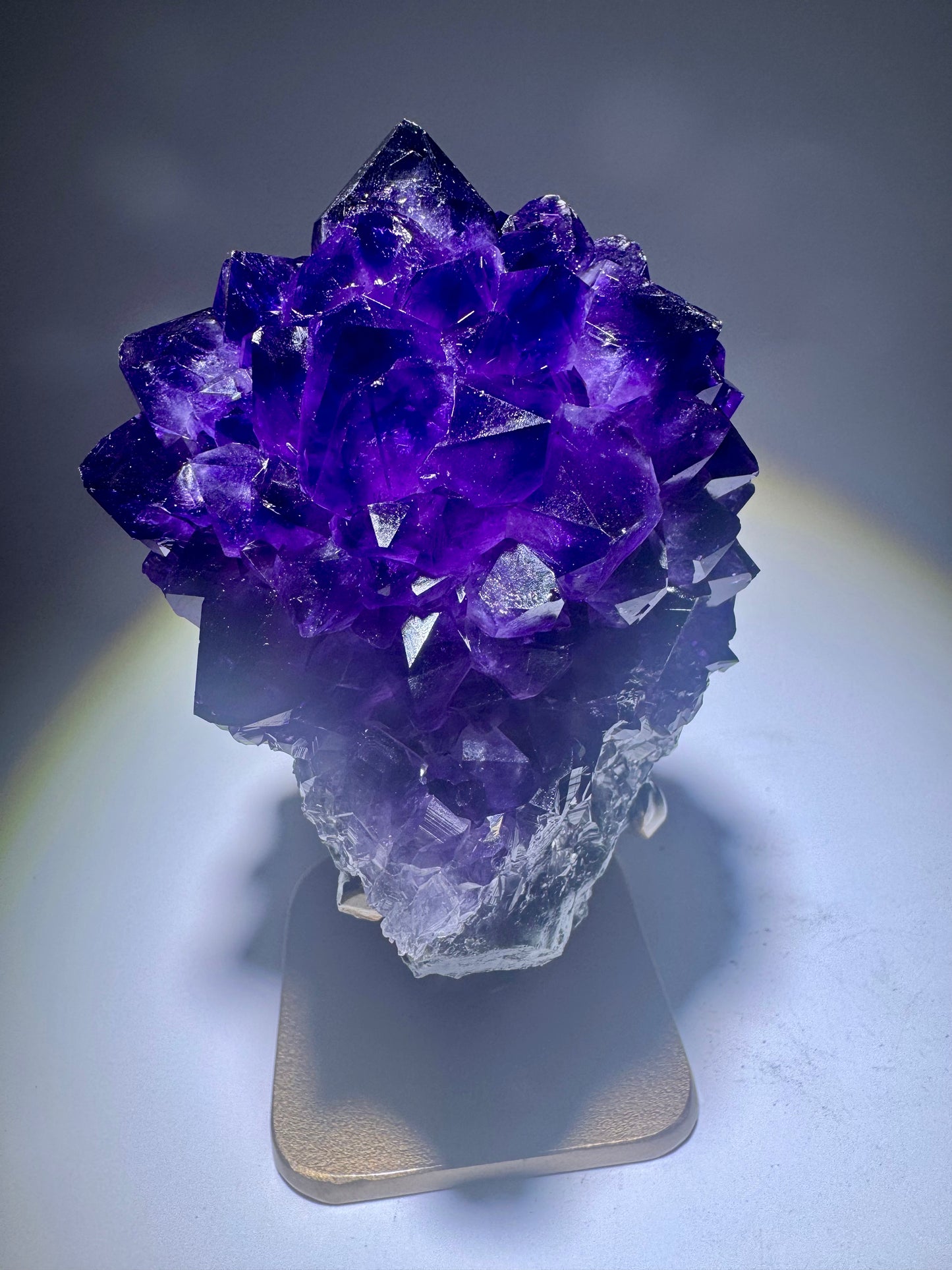 Amethystkristallblüte auf speziellem Goldständer – Unikat aus Uruguay