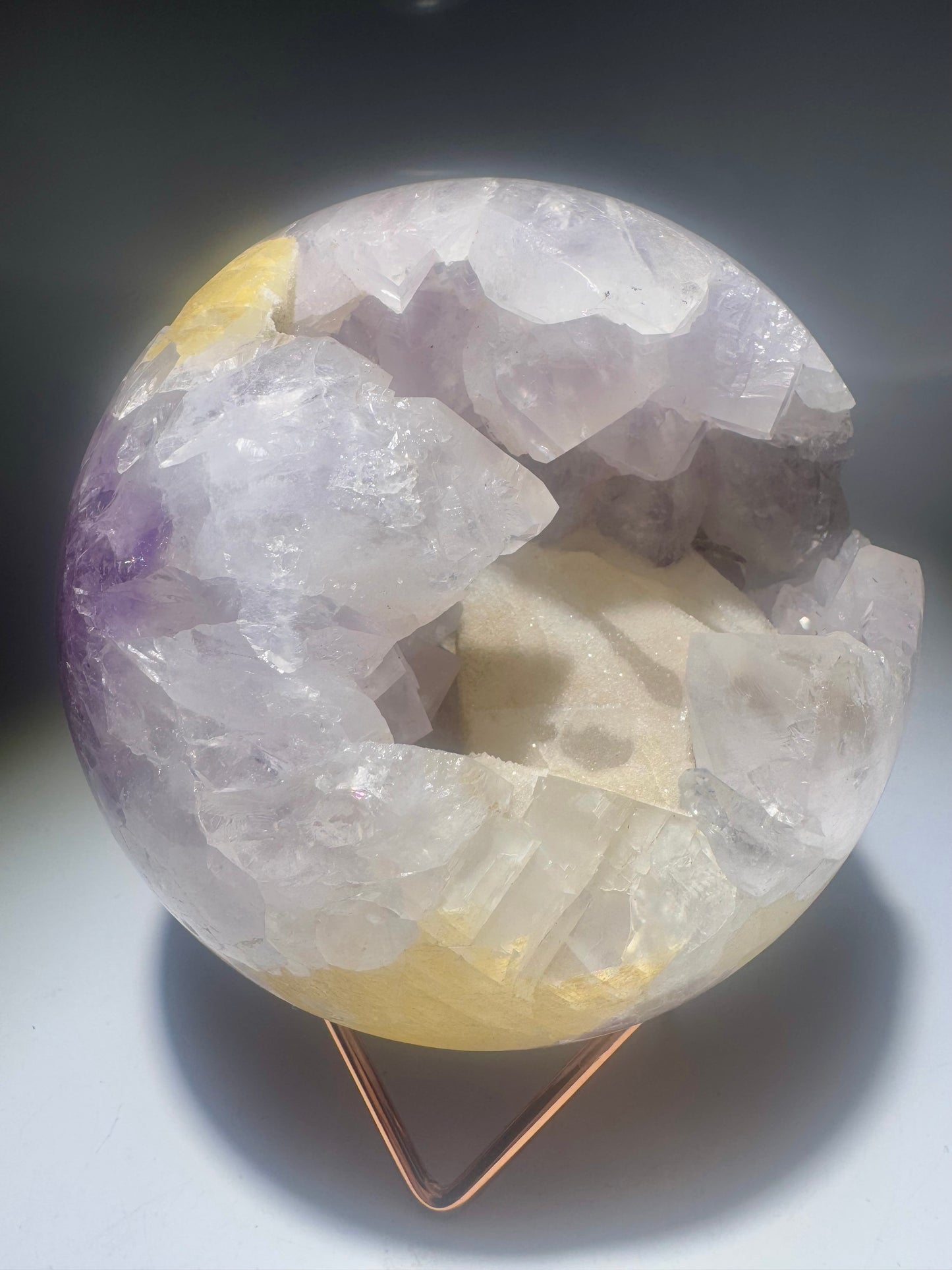 Amethystkugel 13 cm mit Kalzit-Einschlüssen