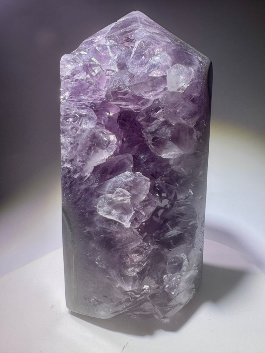Amethystspitze aus Uruguay mit natürlichen Kristallenden
