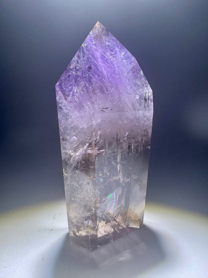 Ametrin-Kristall mit leuchtenden Citrin-Phantomen und Amethyst-Struktur