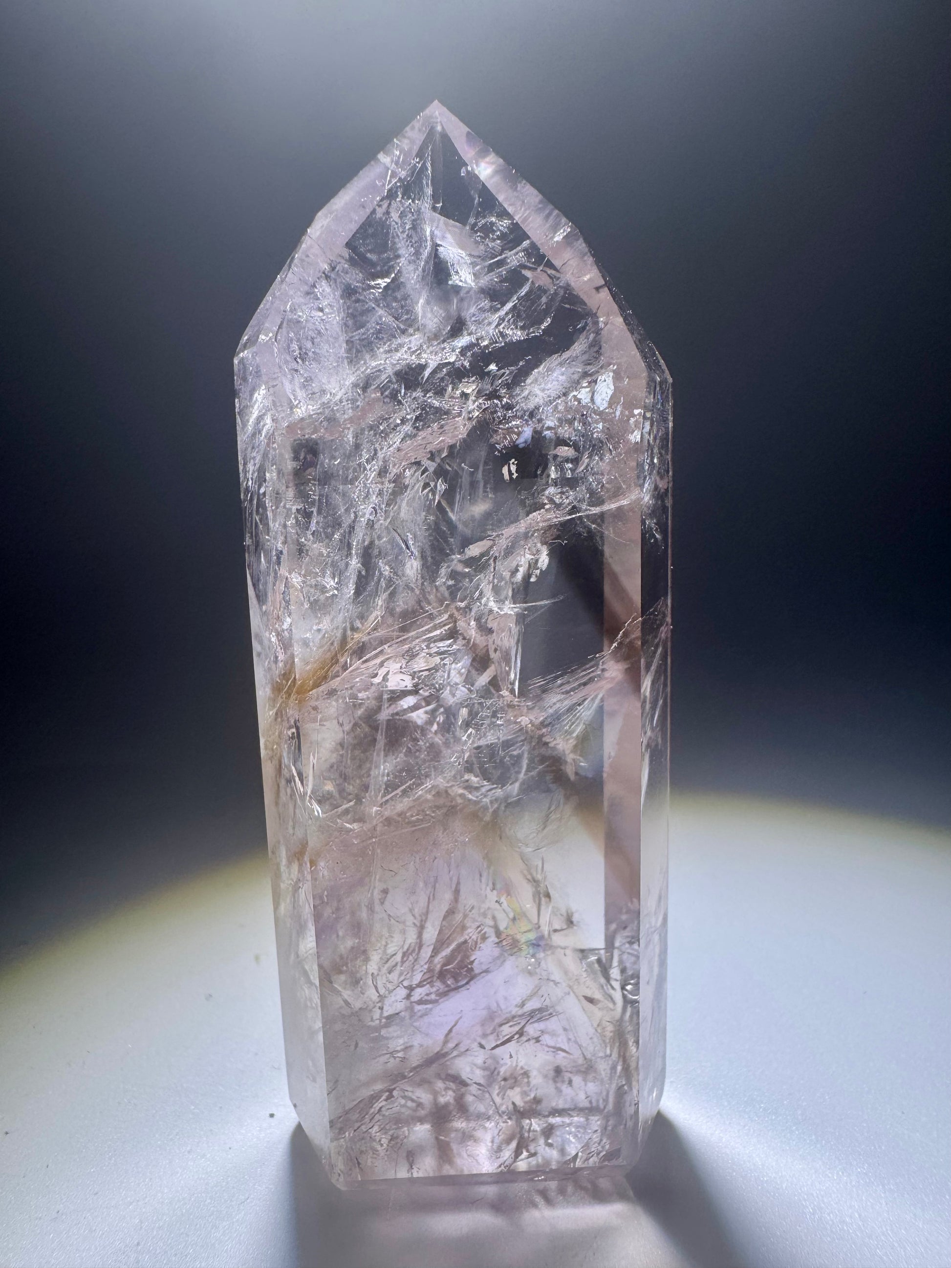 Ametrin-Phantomspitze aus Brasilien mit fluoreszierenden Citrin-Phantomen bei UV-Licht