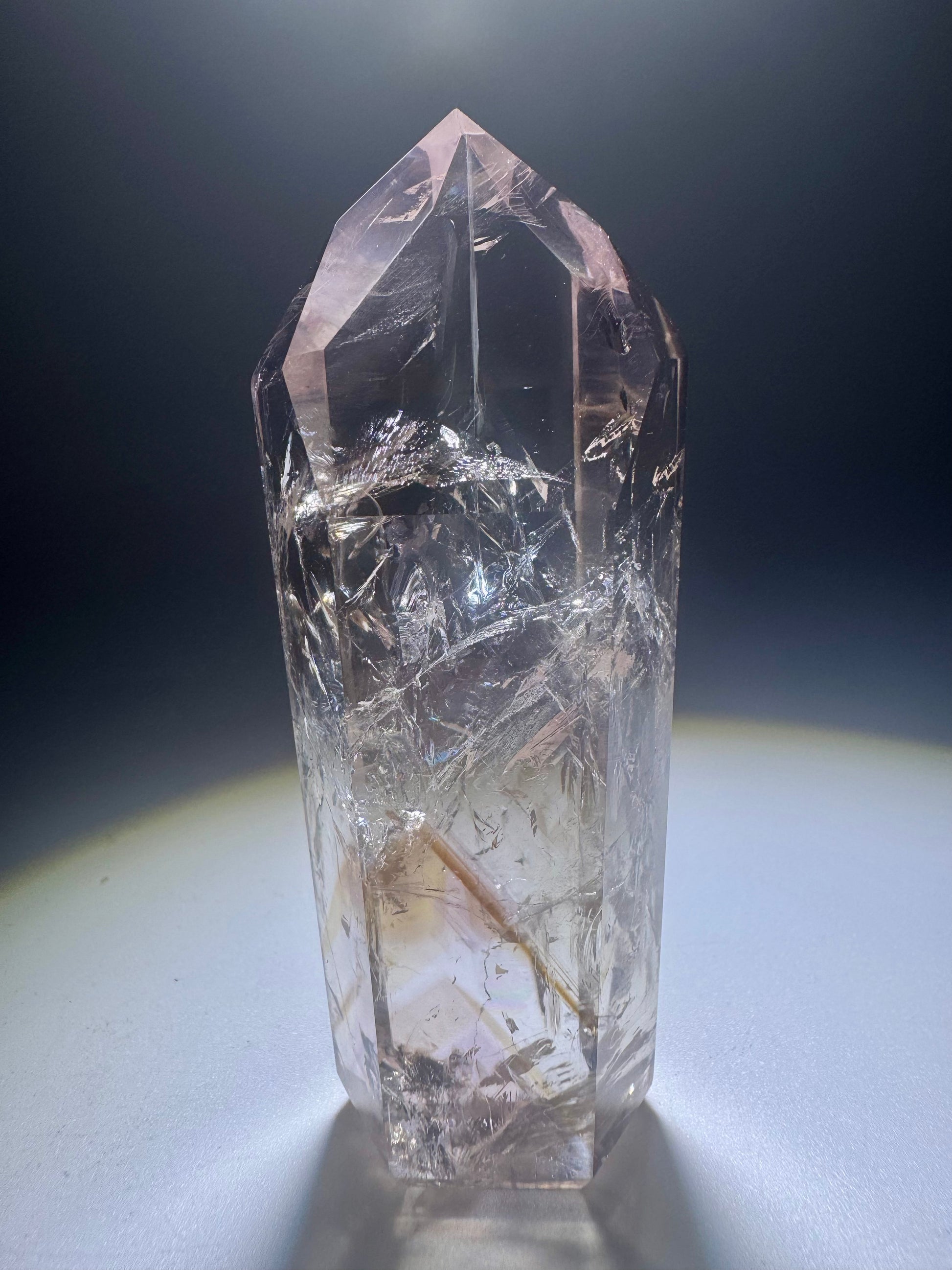 Ametrin-Phantomspitze aus Brasilien mit fluoreszierenden Citrin-Phantomen und Regenbogen, 7,4 cm hoch