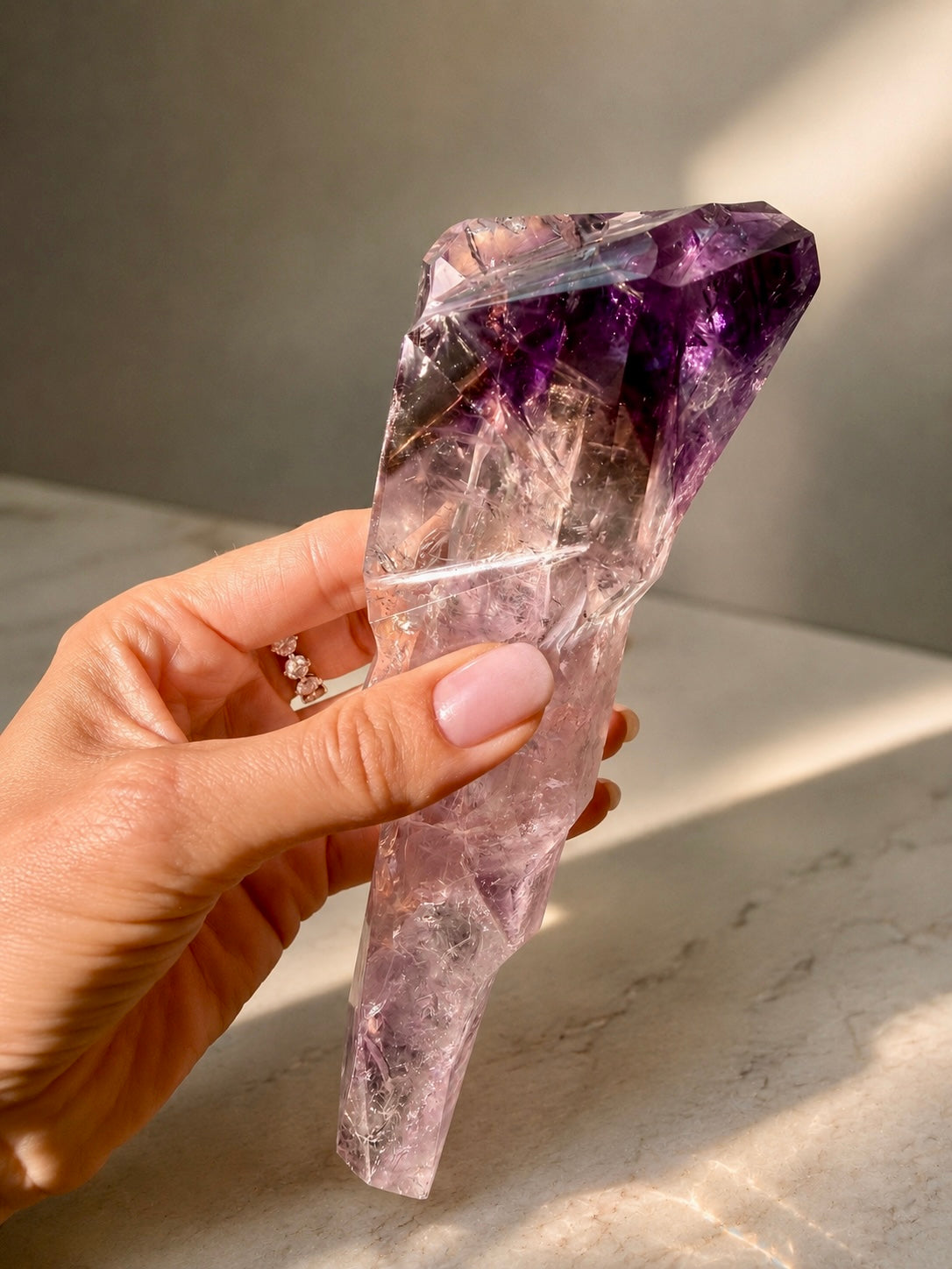 Ametrin Kristallzahn aus Amethyst und Citrin mit natürlichen Phantomen