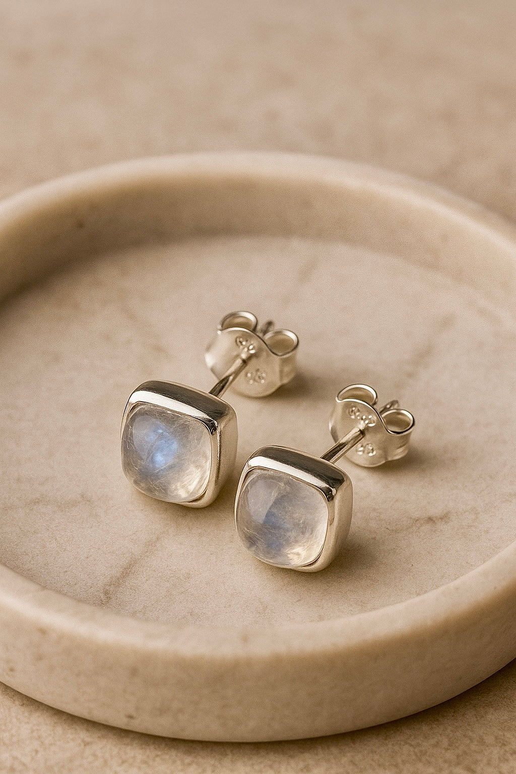 Mondstein Ohrring Stecker 7 mm – Regenbogenmondstein in 925 Silber ✨
