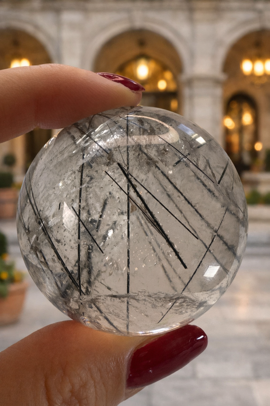 Bergkristall Kugel mit schwarzen Rutil Nadeln 🖤 - 4.7cm, 147g