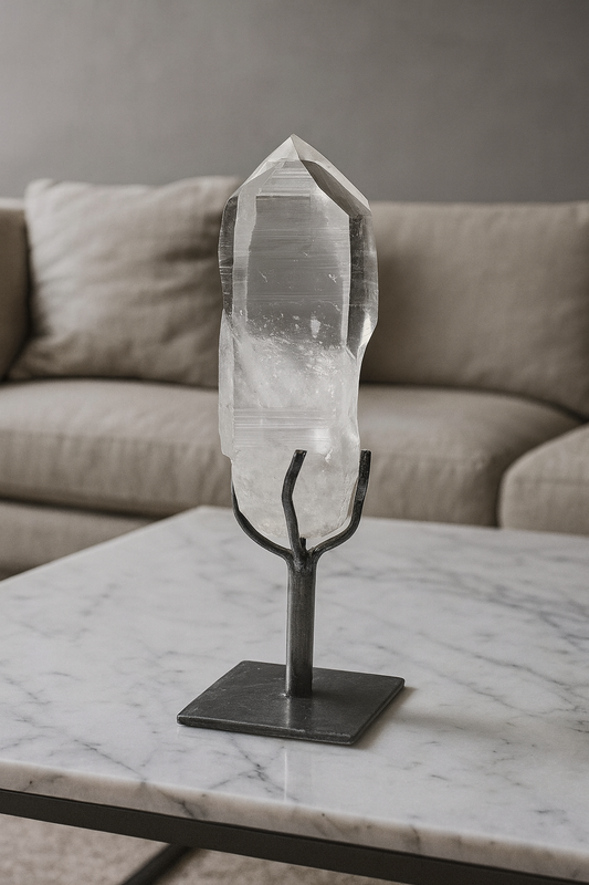 Lemurianer Kristallspitze 9 cm mit schwarzem Ständer – Transparent & naturbelassen aus Brasilien – 1A-Qualität