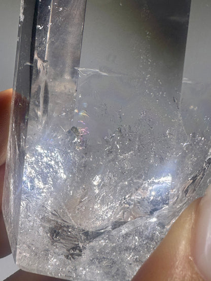 Exklusive sehr transparente Bergkristallspitze / Lemurian mit Regenbogen - 9cm, 284g
