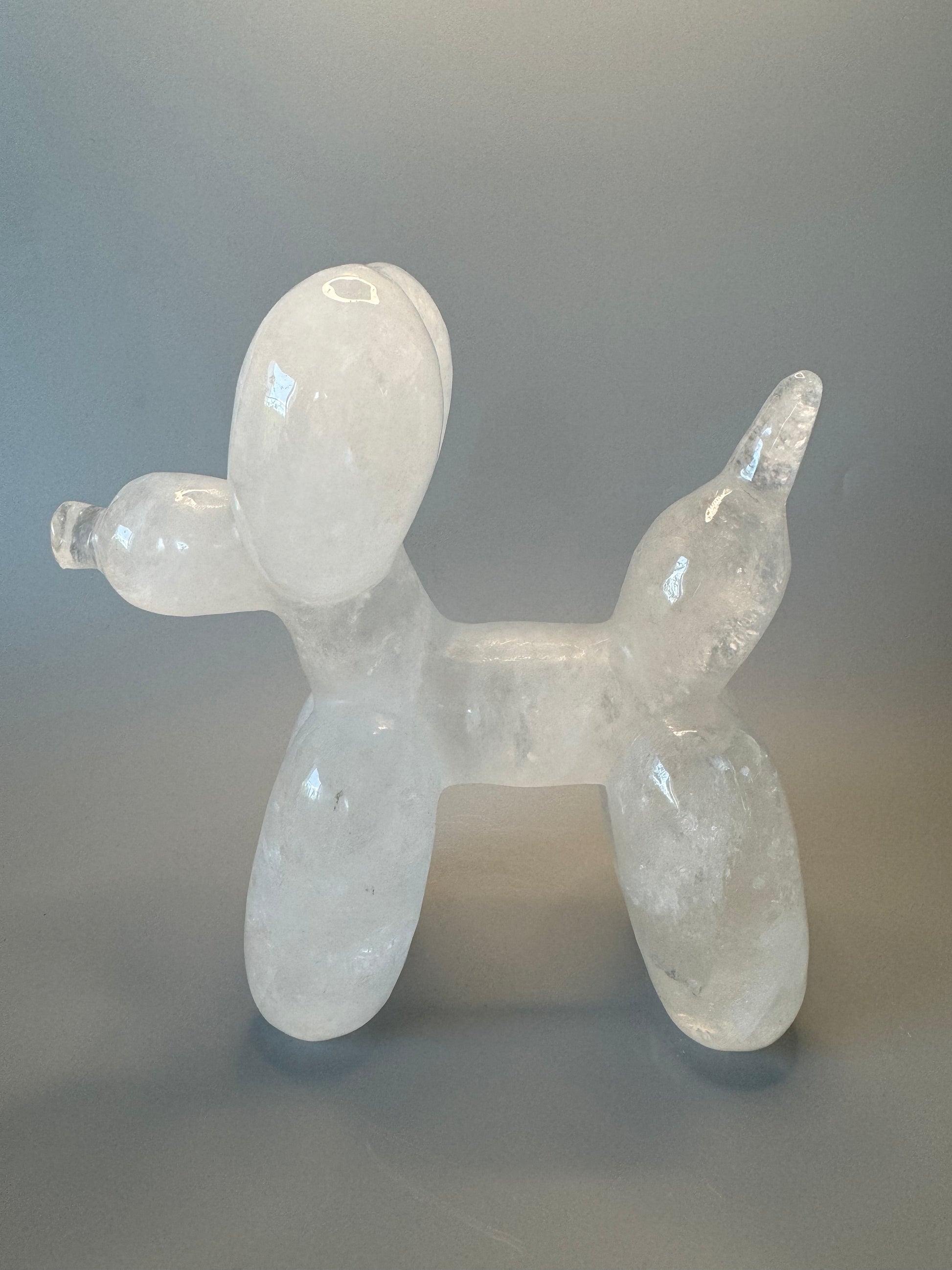 Balloon Dog Skulptur aus Bergkristall – inspiriert vom ikonischen Jeff Koons Design – handgefertigtes Kristallkunstwerk