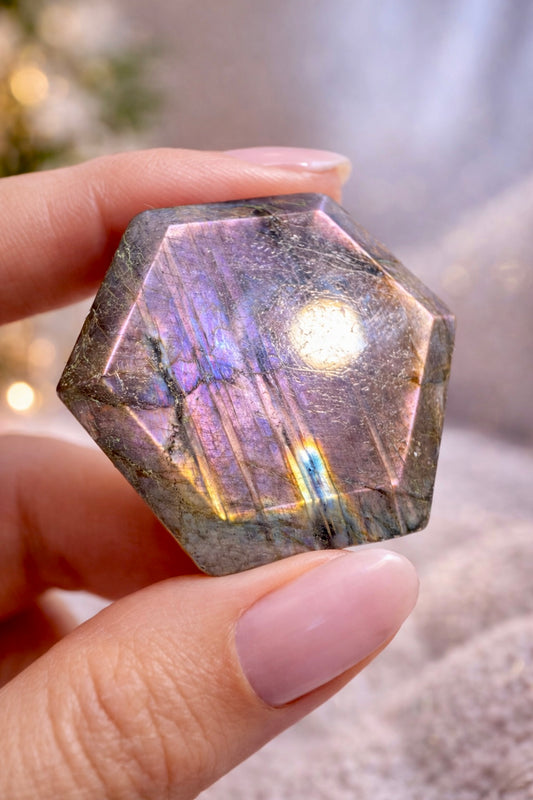 Beidseitig geschliffener Labradorit Hexagon Edelstein, 2.6 cm, präzise verarbeitet