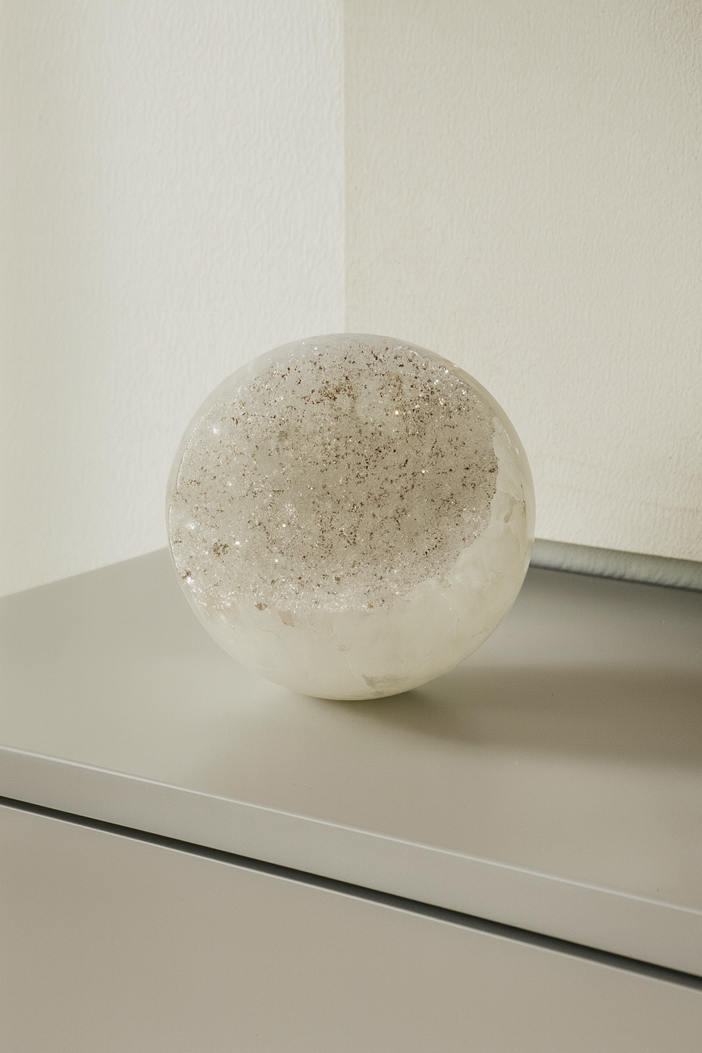 Bergkristall-Kugel 7,6 cm – Glitzernde Einschlüsse, Edelstein  Schweiz