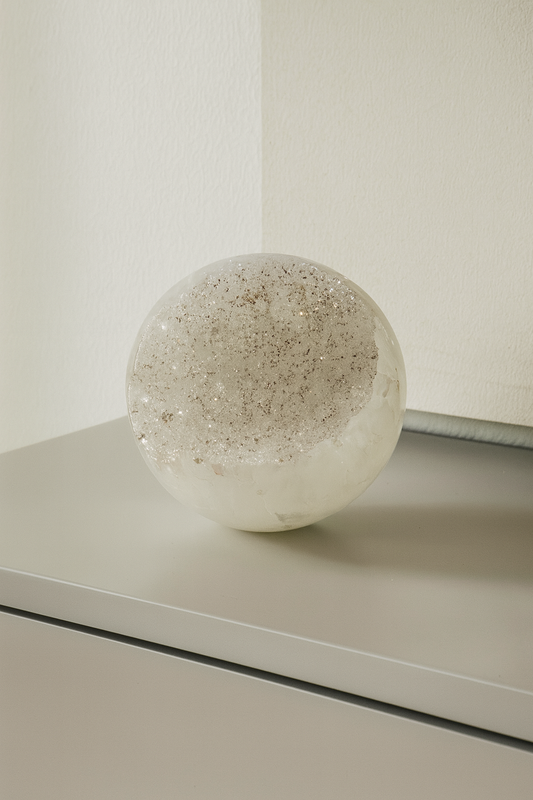 Bergkristall-Kugel 7,6 cm – Glitzernde Einschlüsse, Edelstein  Schweiz