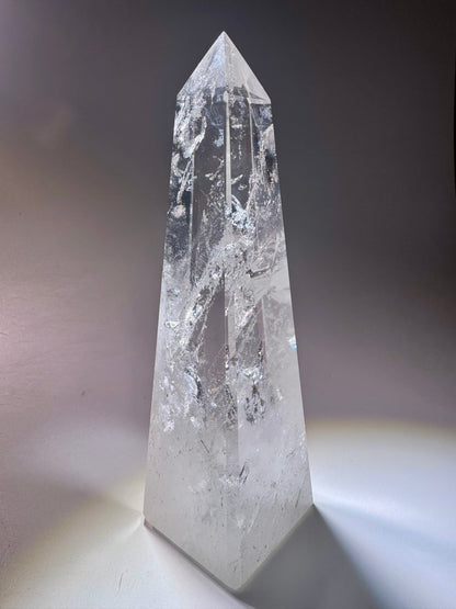 Bergkristall-Obelisk mit Regenbogen – 14,5 cm hoch, klare Struktur & vierkantige Form, handgeschliffen in Brasilien