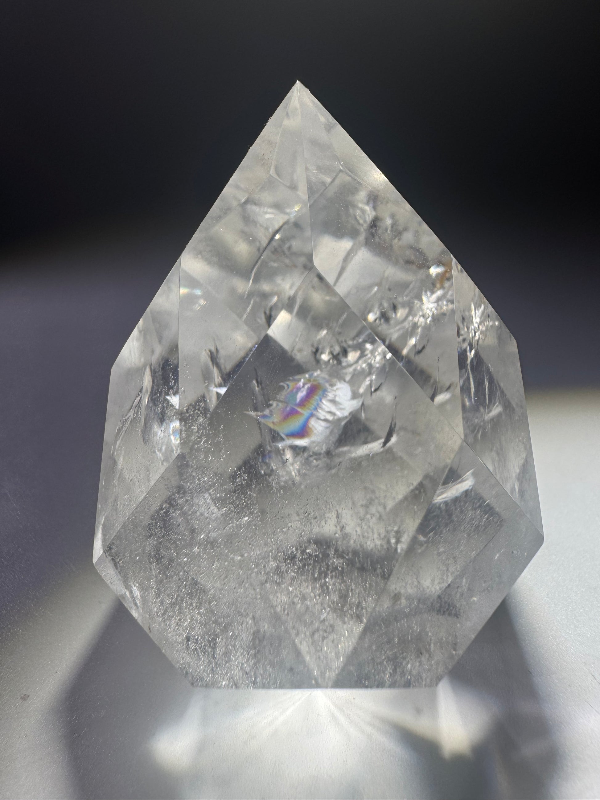 Bergkristall-Ornament facettiert – 5.8 cm, 149 g, glasklarer Quarz mit Regenbogeneinschlüssen, handgeschliffen