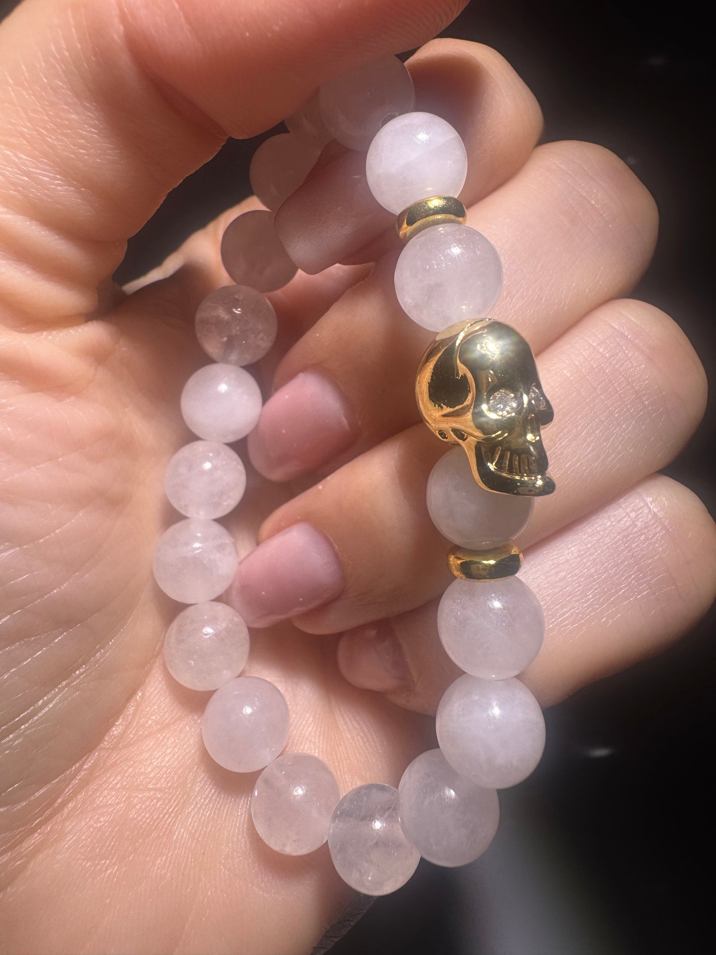 Bergkristall Armband mit goldenem Skull kaufen | UNIQUE CRYSTALS