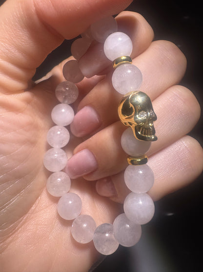 Bergkristall Armband mit goldenem Skull kaufen | UNIQUE CRYSTALS