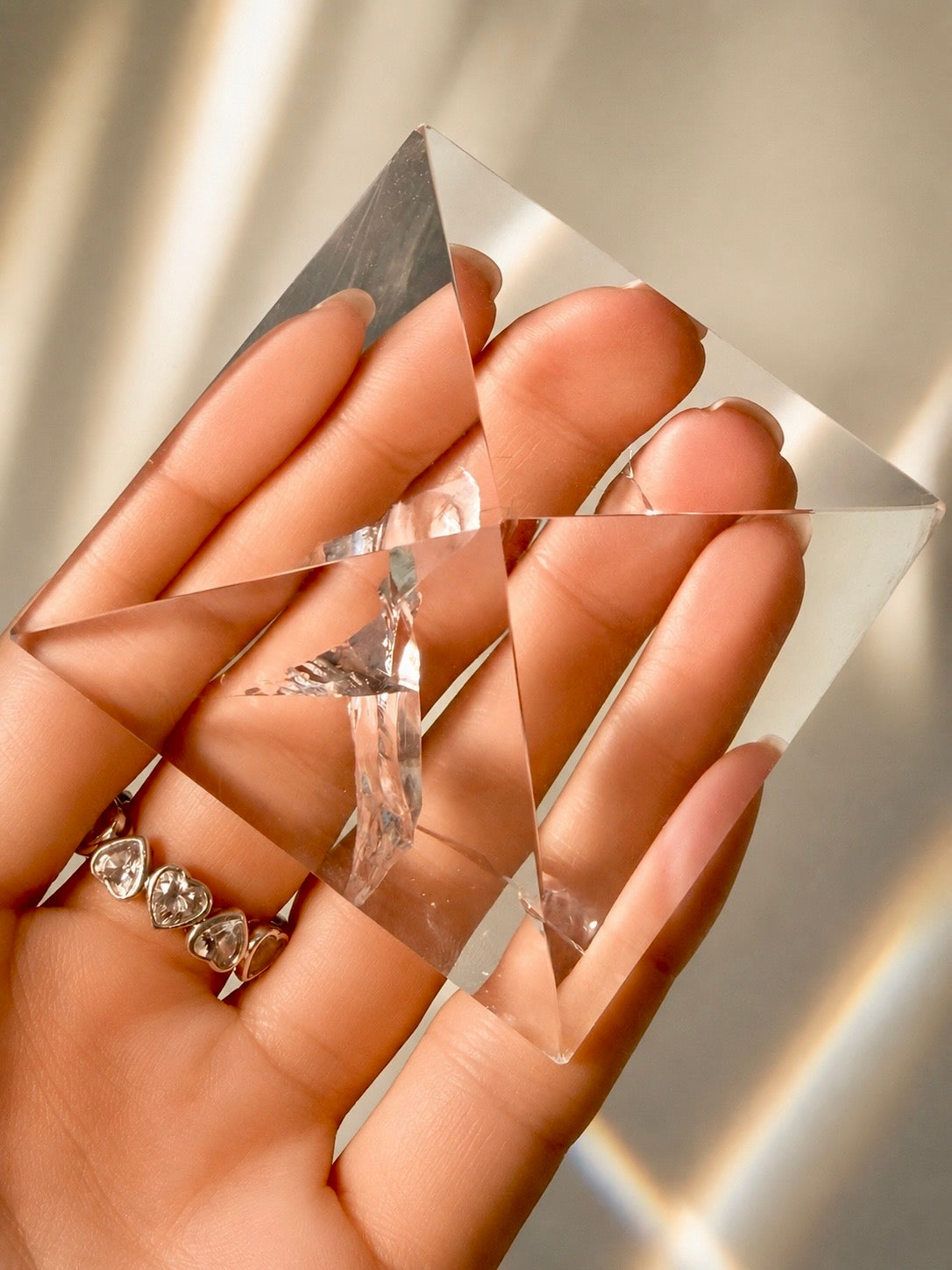 Bergkristall Lemurian Pyramide 6,2 cm – glasklar mit natürlichen Lichtreflexionen
