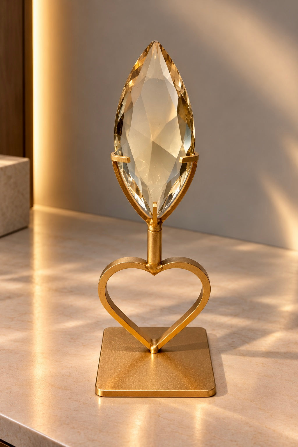 Bergkristall, Rauchquarz & Citrin – facettierte Crystal Jewels auf Ständer