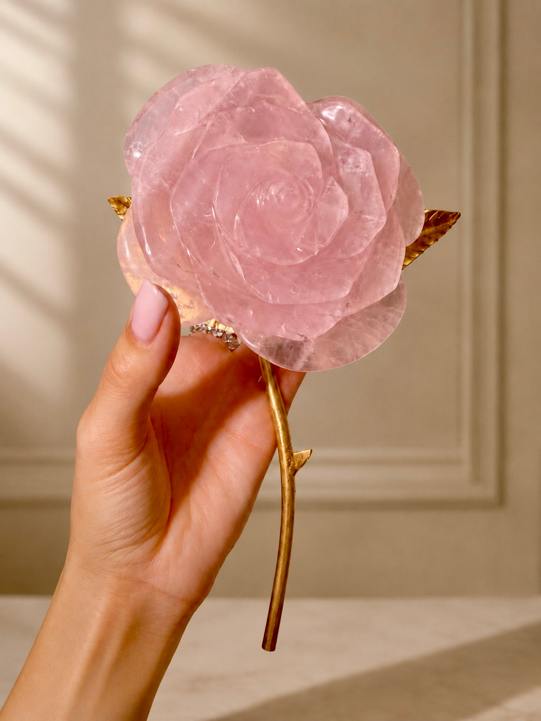 Bergkristall Rose mit Light Gold Blättern, ca. 200–300 g, handgefertigt in Brasilien