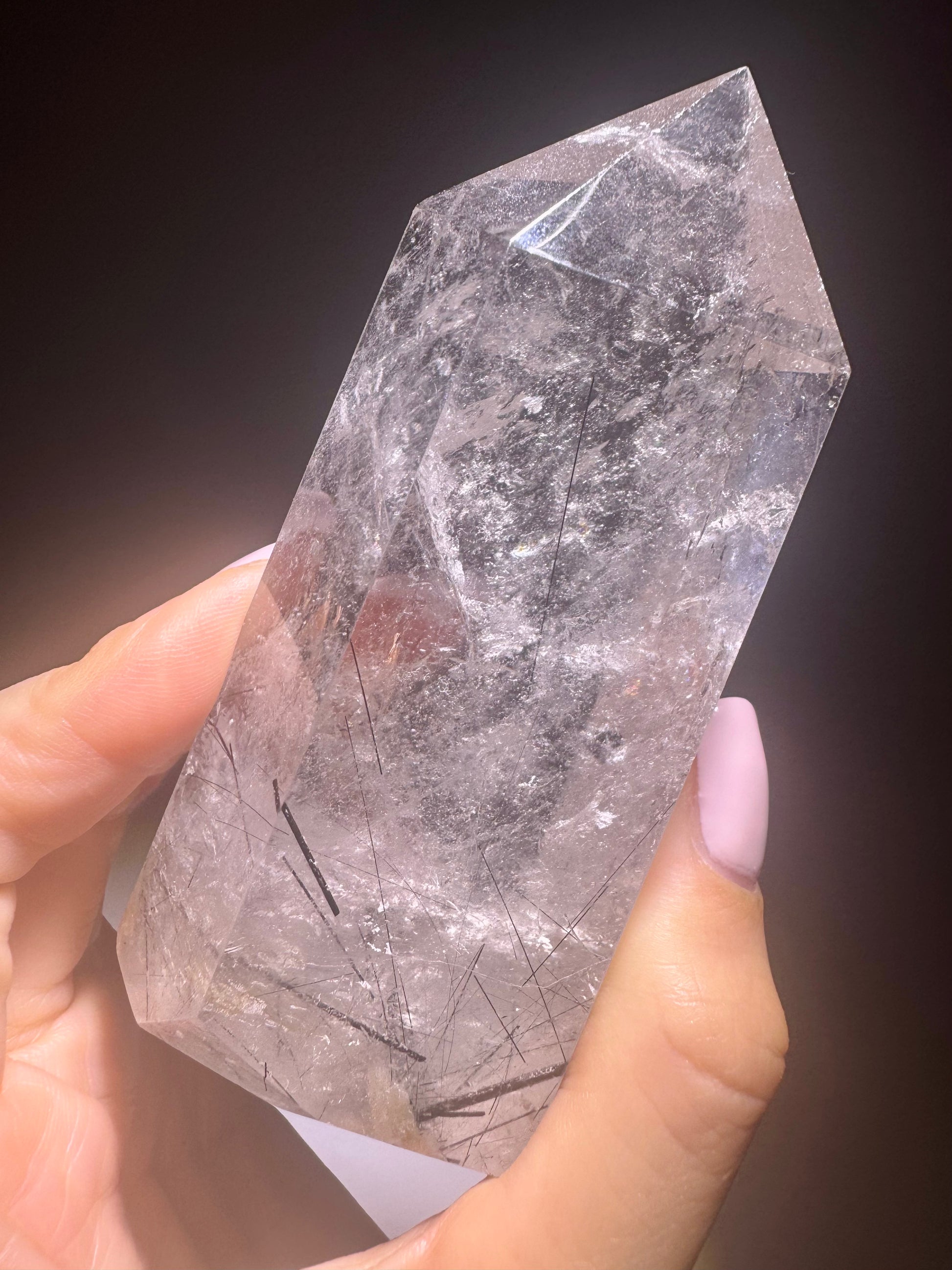 Bergkristall mit eingebettetem Turmalin – naturbelassener Kristall, 10 cm