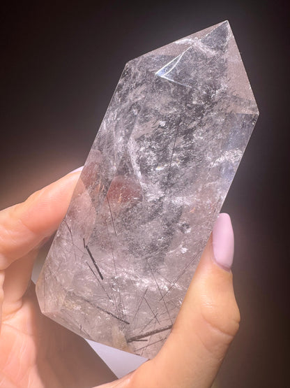 Bergkristall mit eingebettetem Turmalin – naturbelassener Kristall, 10 cm