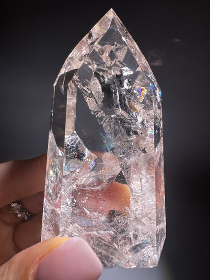 Bergkristall voller Regenbogen und magischer Einschlüsse. Ein einzigartiges Lichtstück aus Brasilien – klar, kraftvoll und voller Energie.
