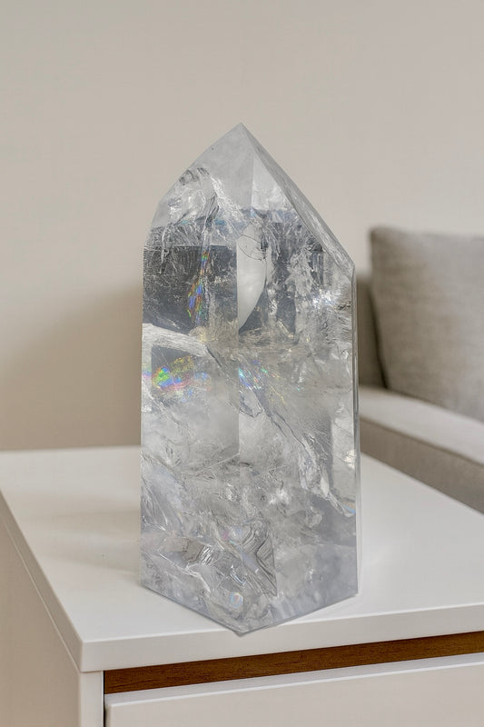 Bergkristallspitze 13 cm, 748 g, voller Regenbogen und Einschlüsse aus Brasilien