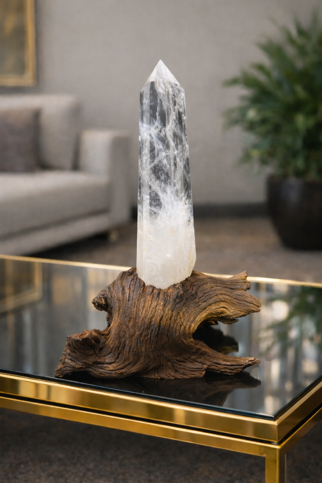 Bergkristallspitze aus Brasilien auf individuell gefertigtem Wurzelholz-Ständer, klarer Bergkristall als Naturunikat mit harmonischer Stein-Holz-Verbindung
