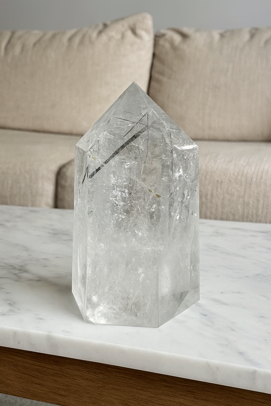 Bergkristallspitze mit Turmalin & Rutilnadeln – 10.5 cm, 426 g aus Brasilien