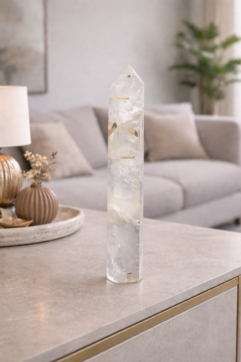 Bergkristallspitze mit goldbraunem Turmalin – seltenes Naturstück