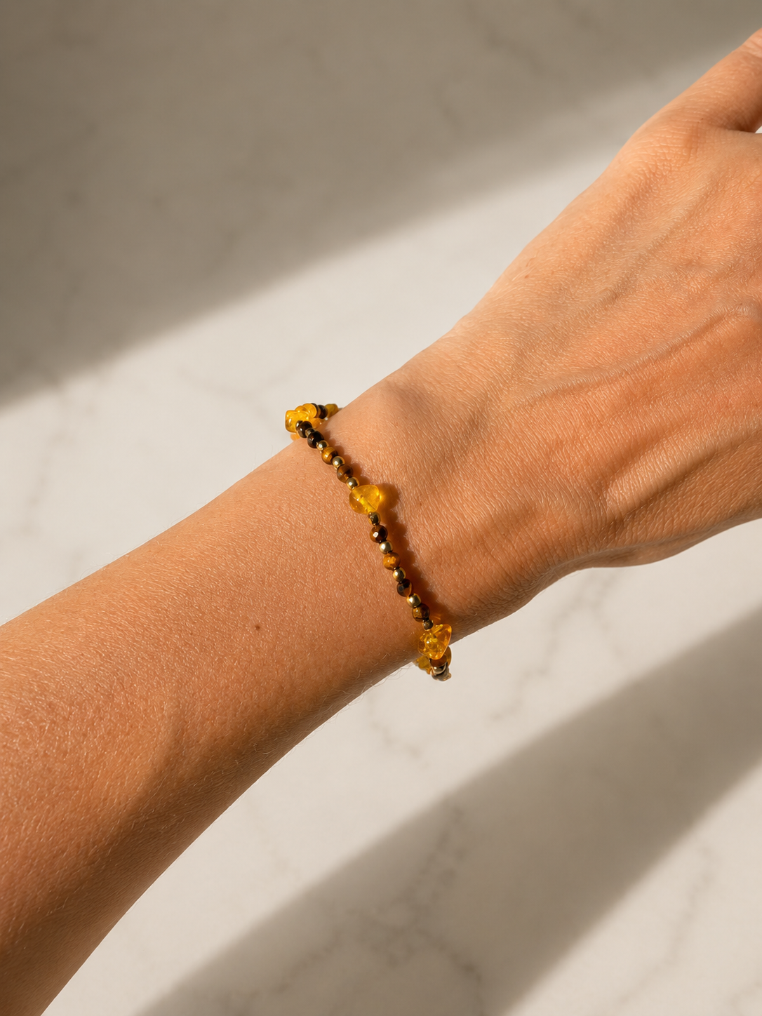 Bernstein Tigerauge Armband mit Freeform Amber-Perlen und goldfarbenen Zwischenperlen
