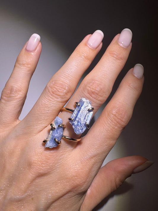 Beruhigender kristallblauer Kryonit-Ring aus Kupfer mit edler Goldvergoldung – verstellbar und elegant