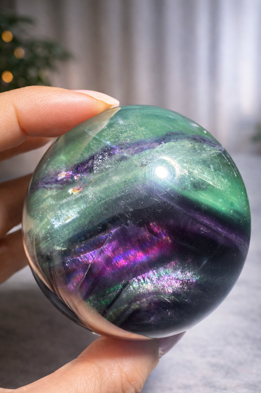 Bezaubernde Fluoritkugel mit Regenbogen 🌈 | 6,4 cm Edelstein Kugel