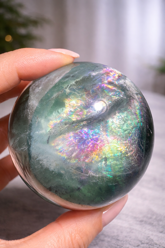 Bezaubernde Fluoritkugel mit Regenbogen, Edelstein Kugel 6,4 cm, 420 g, Fluorit Kristall 