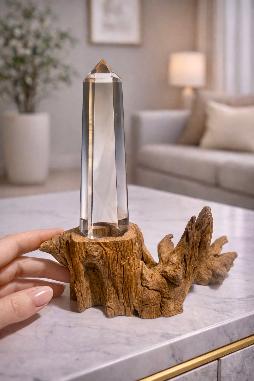 Bezaubernde Lemurian-Spitze mit Phantom auf Holzsockel · 16 cm 