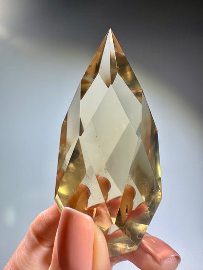 Bezauberndes Citrin Ornament – facettiert & klar