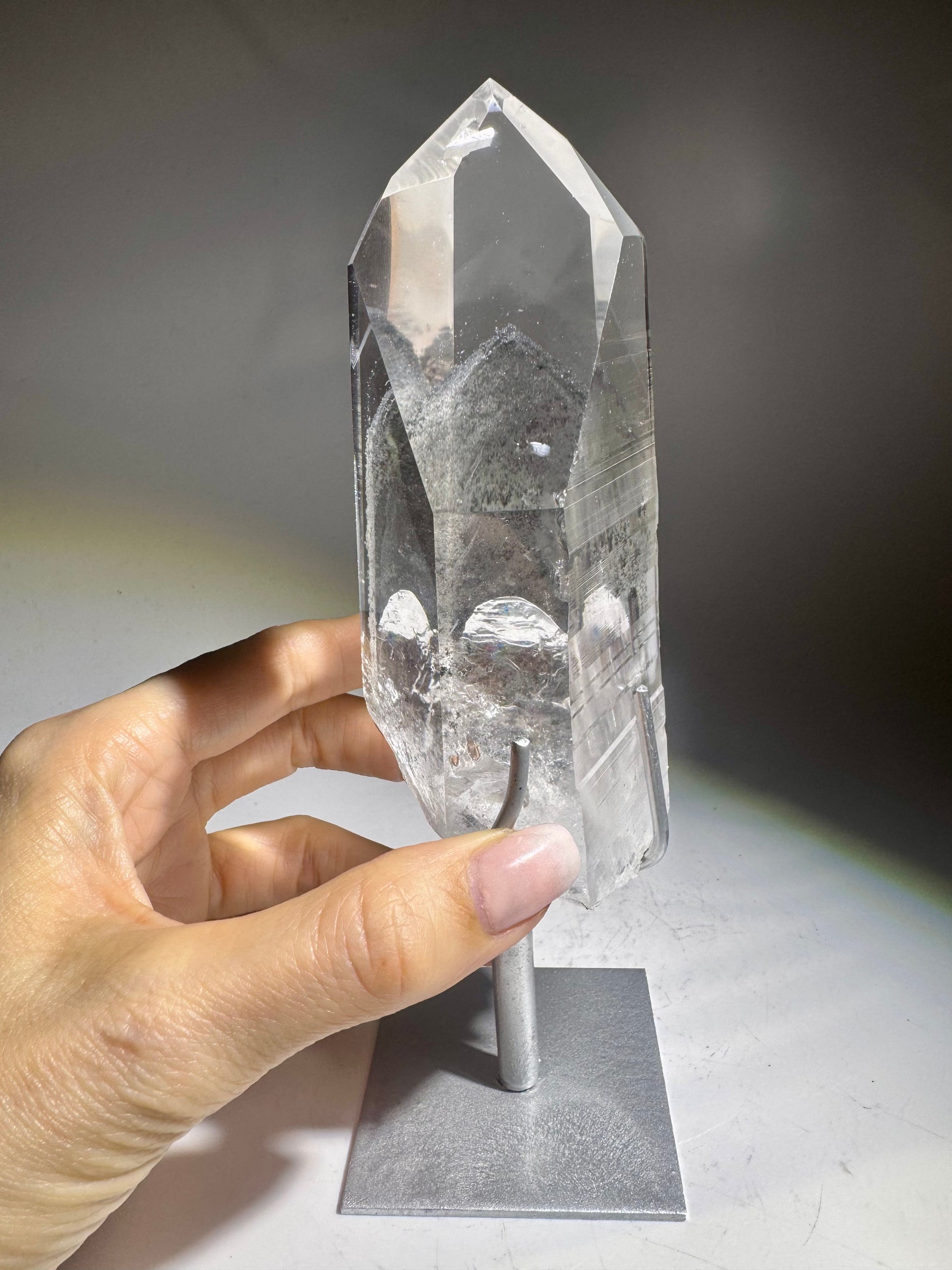 Black Phantom Lemurian – 18.5 cm, 461 g | Regenbogen, Linien & Silberständer