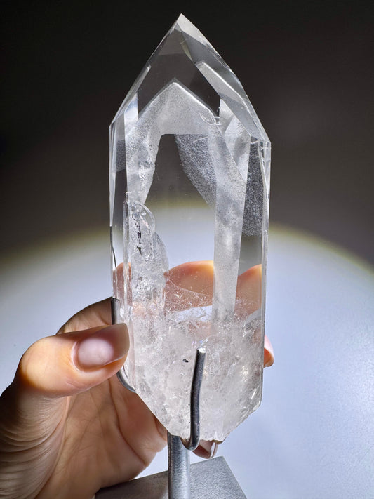 Black Phantom Lemurian Kristall – 18.5 cm, 427 g | Seltene Phantomstrukturen & Silberständer