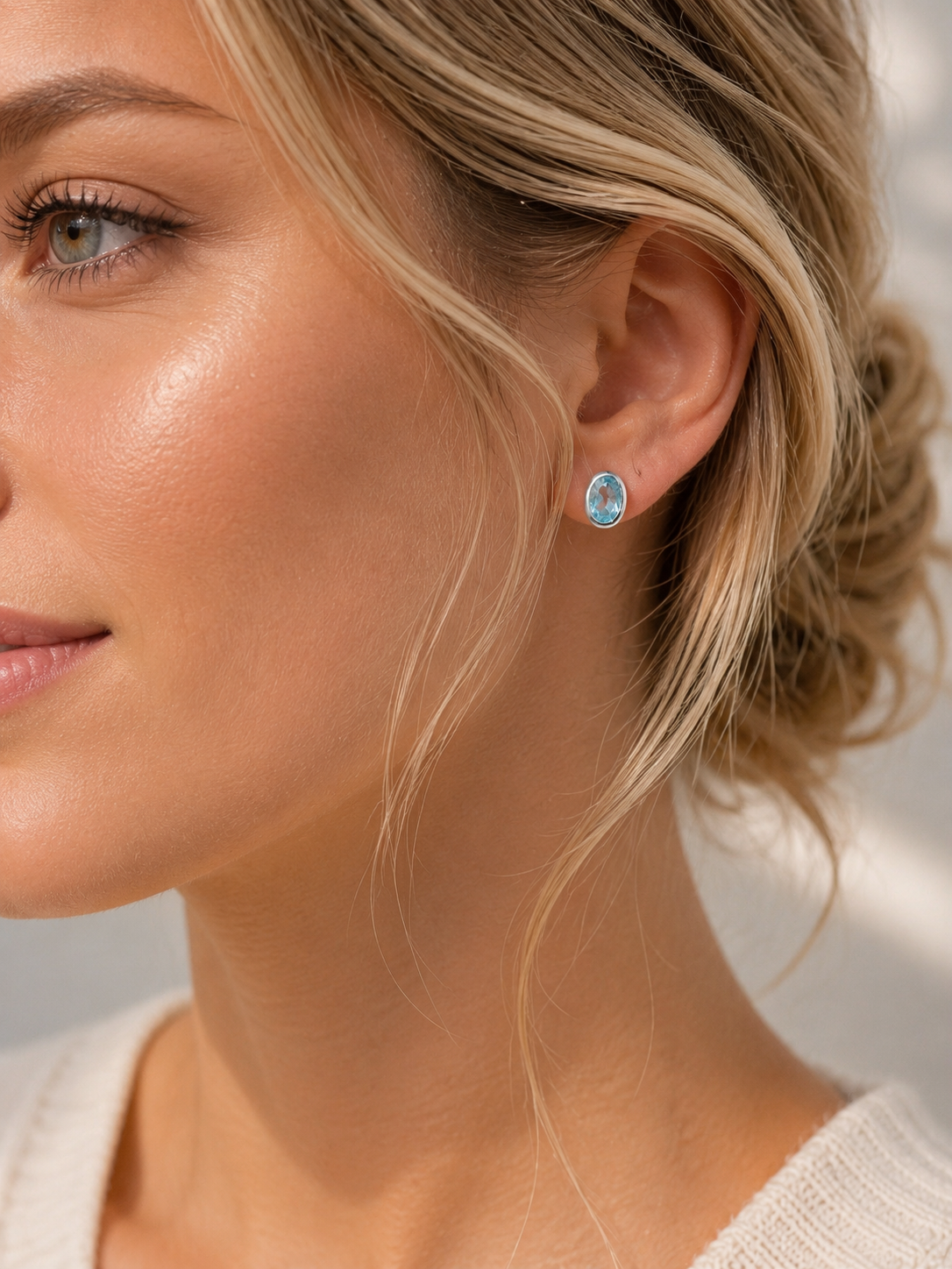 Blauer Topas in facettiertem Oval Brilliant Cut - 925 Silber Ohrstecker