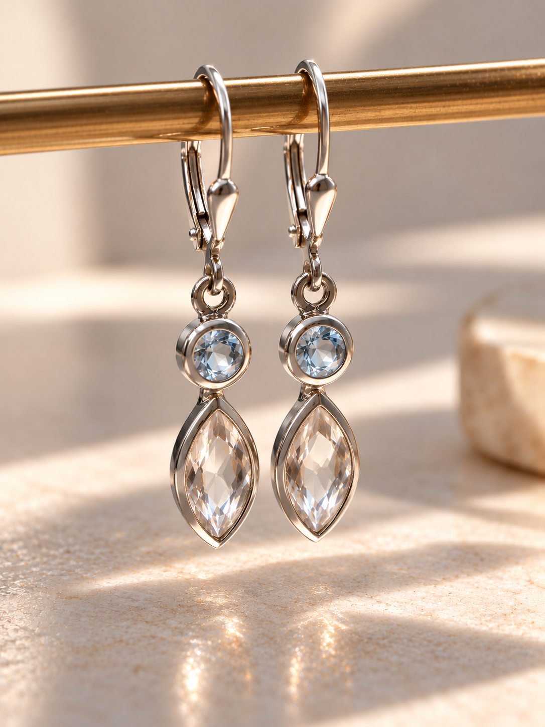 Blautopas und Bergkristall Hängeohrringe aus 925 Sterling Silber, ca. 3,5 cm lang