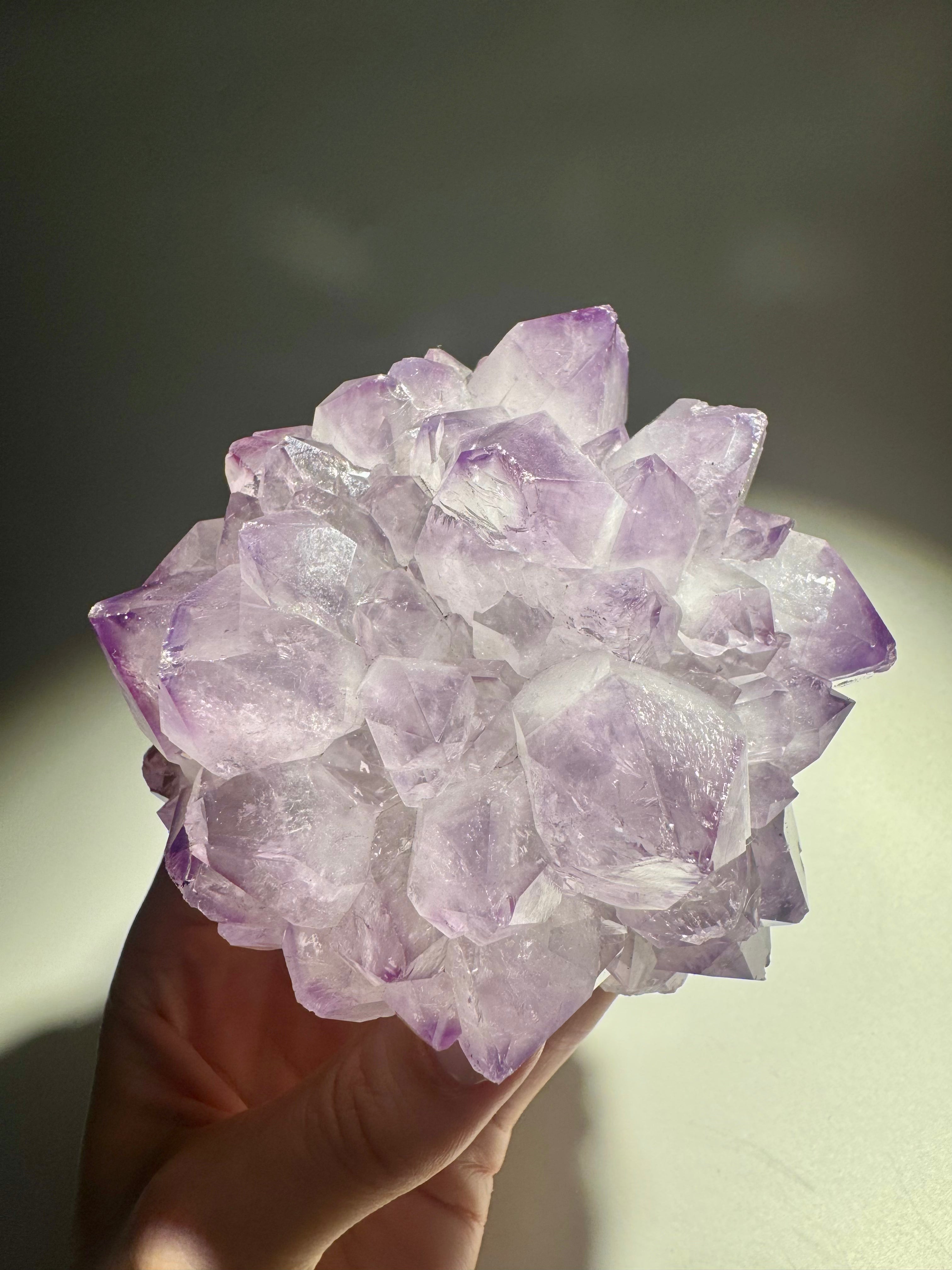 Blumenförmiger Stalaktit aus Uruguay – fliederfarbener Amethyst Edelstein mit intensiver Ausstrahlung