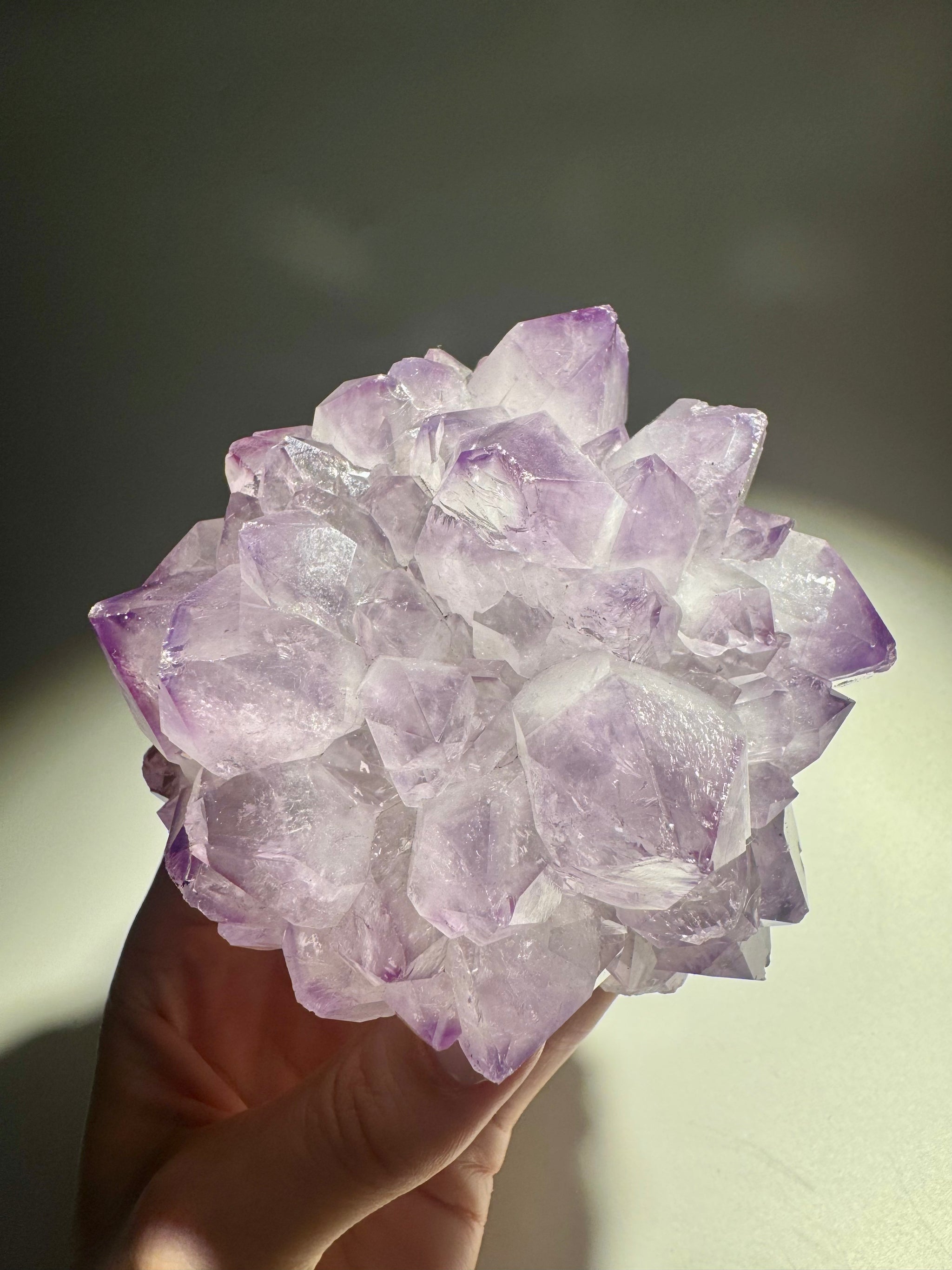 Blumenförmiger Stalaktit aus Uruguay – fliederfarbener Amethyst Edelstein mit intensiver Ausstrahlung