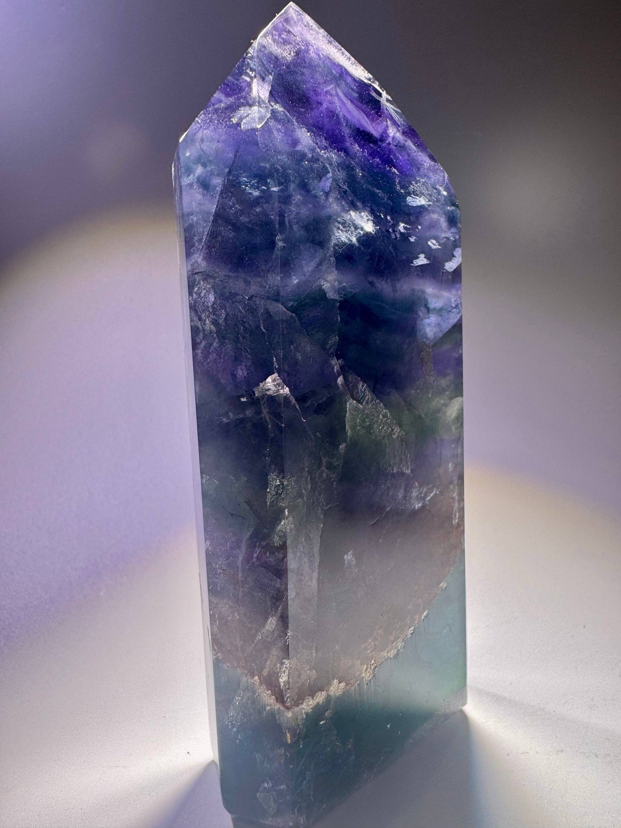 Brasilianischer Fluorit mit lila und blauem Glanz