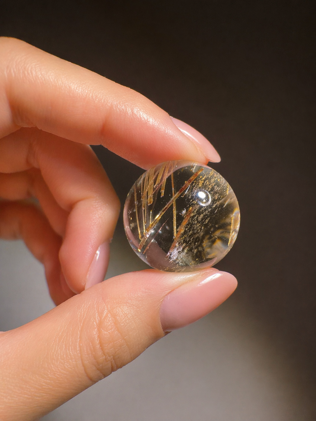 Sphère de cristal de roche (entièrement claire) avec aiguilles de rutile de cuivre 🖤 -2,4 cm