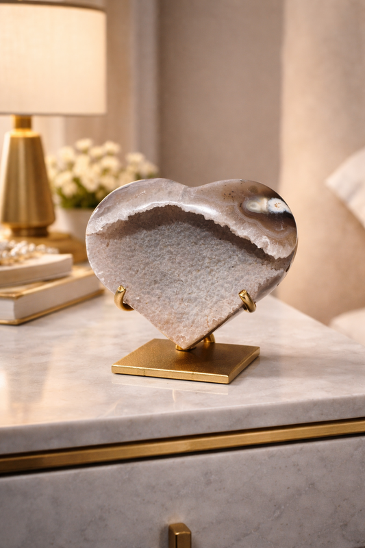 Exklusives Achat-Herz mit faszinierendem Galaxie-Effekt auf goldenem Ständer – aus Brasilien, 7.5 x 6 cm