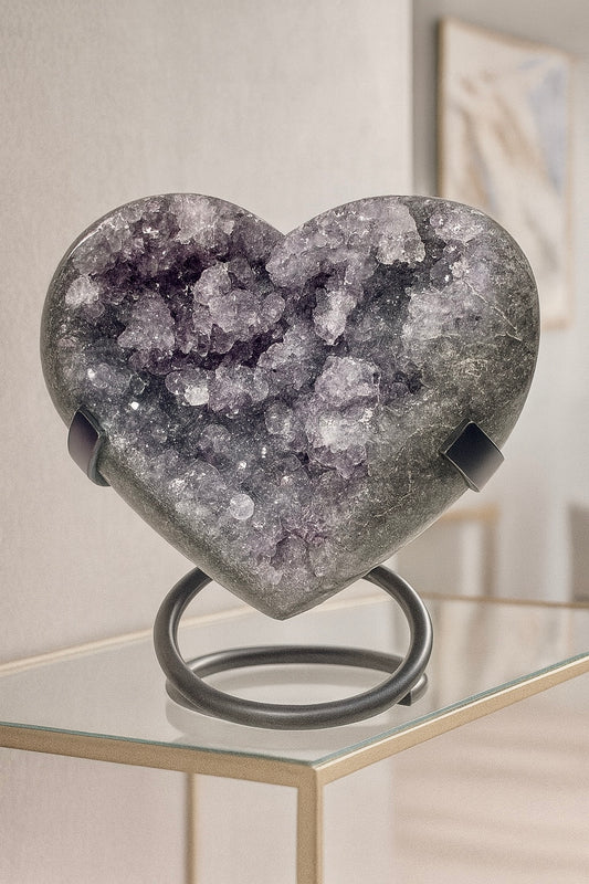 Rainbow Amethyst Herz aus Uruguay – 9 cm, 298 g – violette Kristallblüten – handgearbeitet & einzigartig