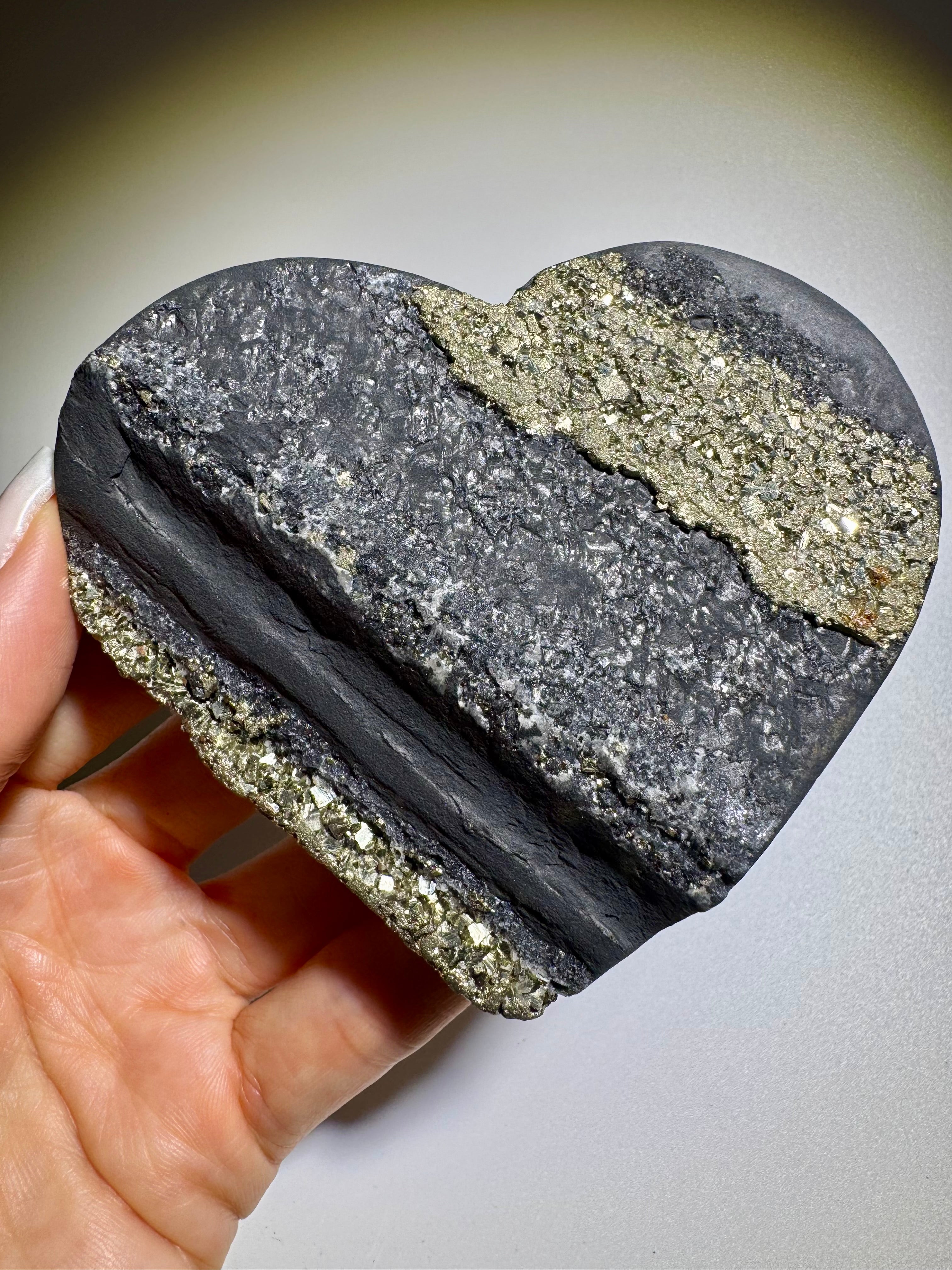 Schungit Herz mit Pyrit Kristallen aus Brasilien – 9.5 cm, 266 g, Schutz vor elektromagnetischer Strahlung & Energiestabilisierung